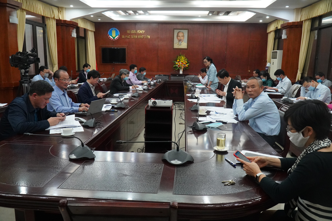 Bộ trưởng Nguyễn Xuân Cường và Thứ trưởng Phùng Đức Tiến chủ trì cuộc họp bàn về việc triển khai chiến lược chăn nuôi 2020-2030 và công tác phòng chống dịch bệnh trên động vật, nhất là việc đẩy nhanh tiến độ kiểm nghiệm, khảo nghiệm và đăng ký lưu hành vaccine dịch tả lợn châu Phi .