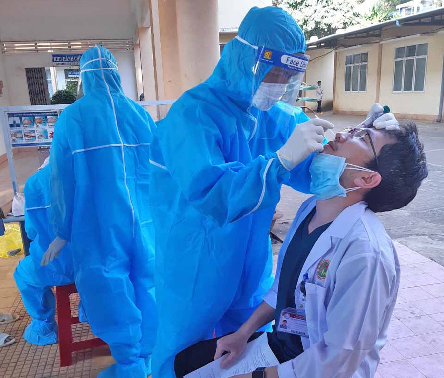 Lấy mẫu xét nghiệm cho bác sĩ, nhân viên y tế, bệnh nhân tại Bệnh viện Đa khoa tỉnh Gia Lai. Ảnh: Như Nguyện