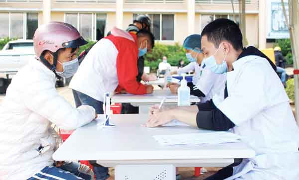 Hướng dẫn người bệnh khai báo y tế ngay lối vào Bệnh viện Đa khoa tỉnh. Ảnh: Nguyễn Giang Hướng dẫn người bệnh khai báo y tế ngay lối vào Bệnh viện Đa khoa tỉnh. Ảnh: Nguyễn Giang