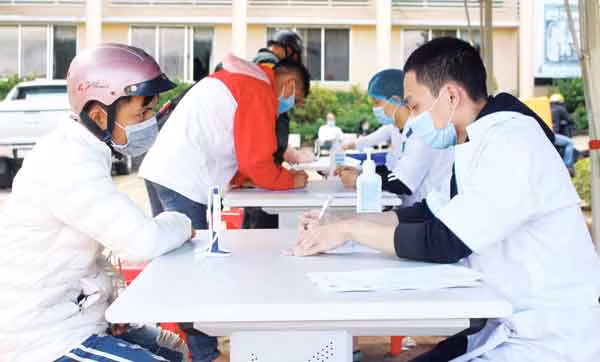 Hướng dẫn người bệnh khai báo y tế ngay lối vào Bệnh viện Đa khoa tỉnh. Ảnh: Nguyễn Giang