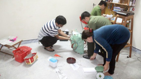 Cơ quan chức năng kiểm tra các loại hóa chất, dụng cụ chế pháo hoa tại nhà của một học sinh lớp 10 Cơ quan chức năng kiểm tra các loại hóa chất, dụng cụ chế pháo hoa tại nhà của một học sinh lớp 10