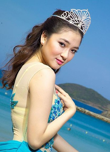 Hoa hậu Việt Nam 2004 Nguyễn Thị Huyền sau 17 năm giành vương miện hiện đã chọn cho mình cách sống bình yên, kín tiếng. Cô đang là giảng viên một trường Đại học có tiếng. Nguyễn Thị Huyền tham gia phim “Thời xa vắng” khi đang là sinh viên năm thứ nhất của Học viện Báo chí và Tuyên truyền.