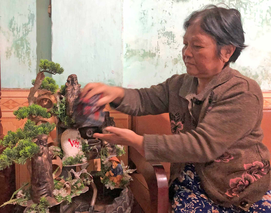  tranh thủ những lúc khỏe, bà Sang phụ cô con dâu dọn dẹp nhà cửa đón Tết