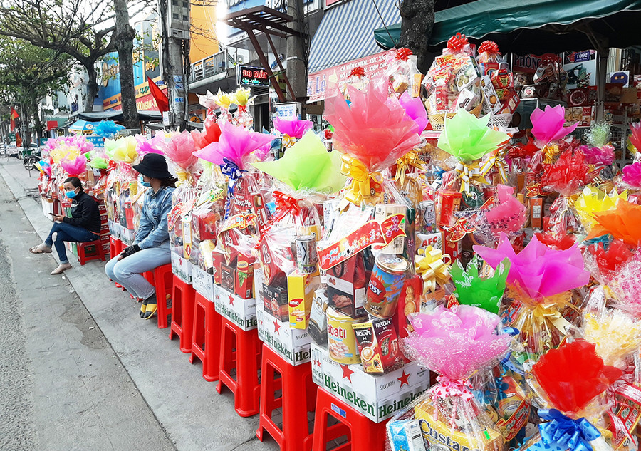 Trường giỏ quà Tết ở thị xã An Khê cũng đang vào mùa cao điểm, đa dạng, đẹp mắt. Ảnh: Phương Thanh