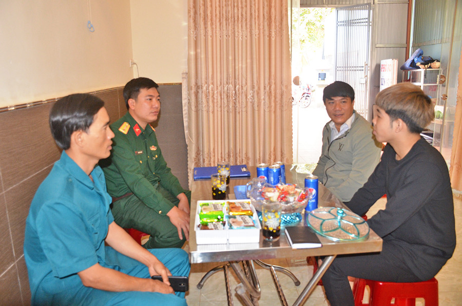 Đại diện Ban Chỉ huy Quân sự huyện Đức Cơ đến động viên công dân lên đường nhập ngũ. Ảnh: Vĩnh Hoàng