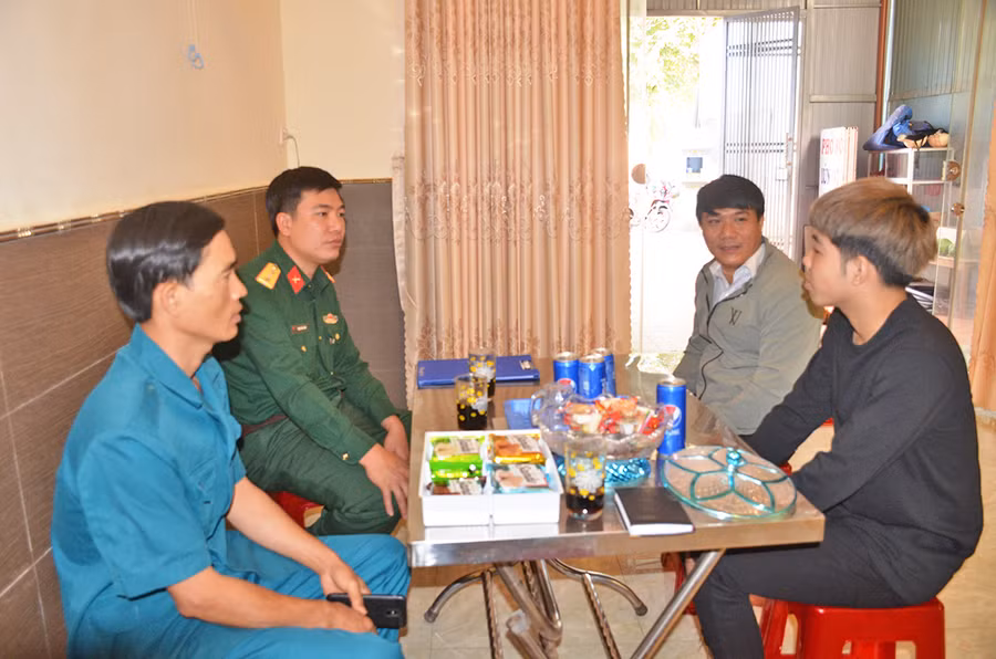 Đại diện Ban Chỉ huy Quân sự huyện Đức Cơ đến động viên công dân lên đường nhập ngũ. Ảnh: Vĩnh Hoàng