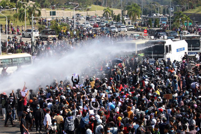 Cảnh sát dùng vòi rồng giải tán đám đông. Ảnh: EPA-EFE