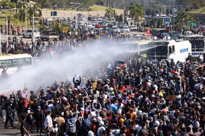 Cảnh sát dùng vòi rồng giải tán đám đông. Ảnh: EPA-EFE