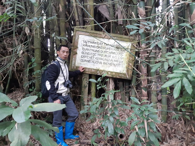 Phóng viên Báo Người Lao Động bên dấu tích còn sót lại chỉ duy nhất ở Tổng Chúp là một tấm bia khắc những dòng chữ: "Vụ thảm sát tại Tổng Chúp, xã Hưng Đạo huyện Hòa An. Quân Trung Quốc xâm lược dùng cọc tre, búa bổ củi đập chết 43 phụ nữ và trẻ em quăng xuống giếng nước".  Phóng viên Báo Người Lao Động bên dấu tích còn sót lại chỉ duy nhất ở Tổng Chúp là một tấm bia khắc những dòng chữ: