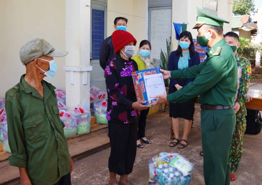 Thượng tá Nguyễn Đức Hùng trao quà cho các hộ nghèo, gia đình có hoàn cảnh khó khăn. Ảnh: Phương Dung