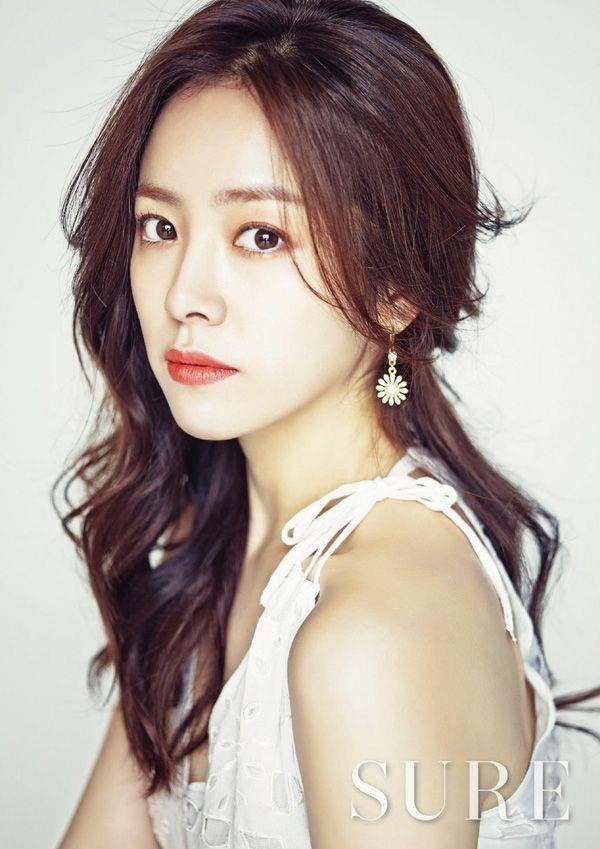 Trang Ystar ví cô với loài hoa lưu ly vì có nét thuần khiết, mỏng manh và đôi mắt đượm buồn. Nhờ đời tư không scandal và diện mạo sáng, cô được mời làm đại diện của nhiều thương hiệu. Ảnh: Knet