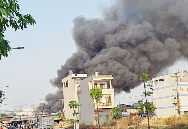  Cột khói từ đám cháy bốc cao. Ảnh: ĐỖ TRƯỜNG