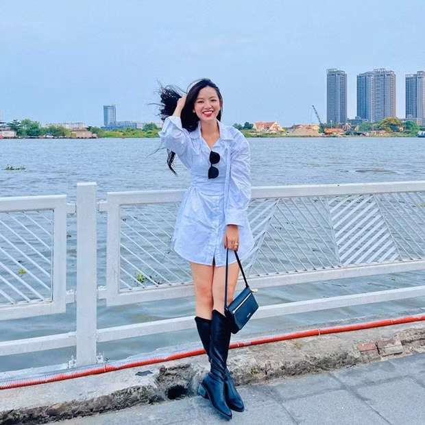  Hạ Anh mix sơmi trắng dáng dài với boots cao cổ theo công thức giấu quần, tôn chân thon, dáng gọn. Theo Ngọc Phạm (Đẹp/Vietnam+)