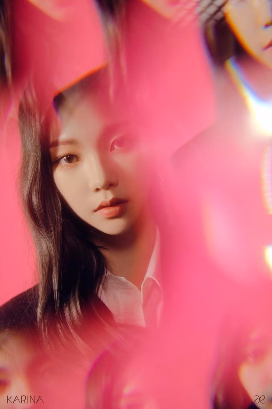 Xuất sắc nhất trong bộ ảnh lần này của Aespa có lẽ là Karina. Ngay từ khi ra mắt, Karina aespa luôn nhận được sự chú ý bởi thần thái đỉnh cao cũng như phong thái trình diễn chuyên nghiệp không hề giống như một tân binh. Ảnh: SMEnt.