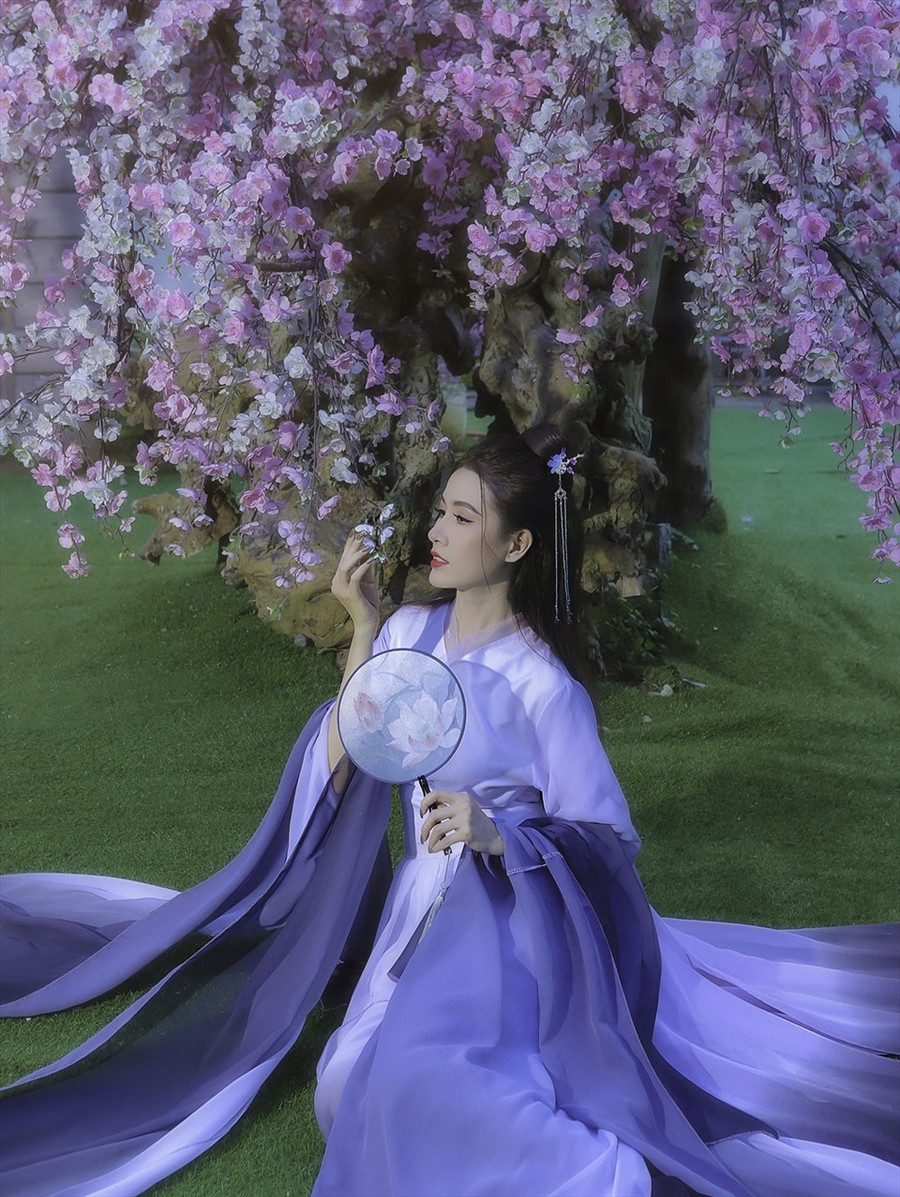 Mới đây, Hoa hậu Đại sứ Du lịch Thế giới Phan Thị Mơ tung loạt ảnh trong trang phục cổ trang để chuẩn bị chào mừng Tết Nguyên đán. Cô cũng chia sẻ những dự định, điều ước giản đơn đầu năm của mình.