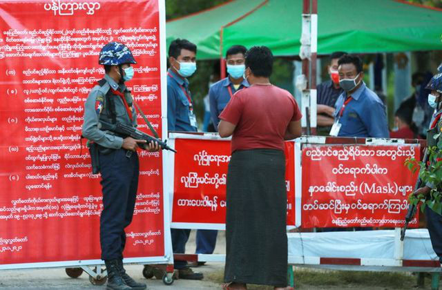  Cảnh sát Myanmar canh giữ lối vào Quốc hội ở thủ đô Naypyidaw. Ảnh: Reuters