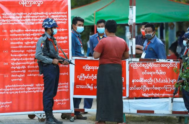  Cảnh sát Myanmar canh giữ lối vào Quốc hội ở thủ đô Naypyidaw. Ảnh: Reuters