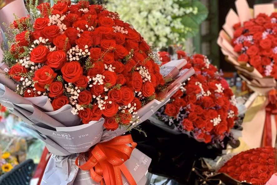 "Hoa hồng 3 triệu đồng" là một thực tế buồn cho những người trồng hoa, vì đó là những đoá hoa nhập khẩu. Ảnh: Khánh Linh/LĐO