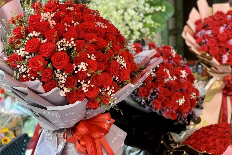 "Hoa hồng 3 triệu đồng" là một thực tế buồn cho những người trồng hoa, vì đó là những đoá hoa nhập khẩu. Ảnh: Khánh Linh/LĐO