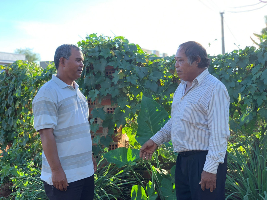  Ông Đinh Luốt (bìa phải; Bí thư Chi bộ làng Groi Wêt, xã Glar, huyện Đak Đoa) trao đổi thông tin thời sự với người dân. Ảnh: Phương Linh