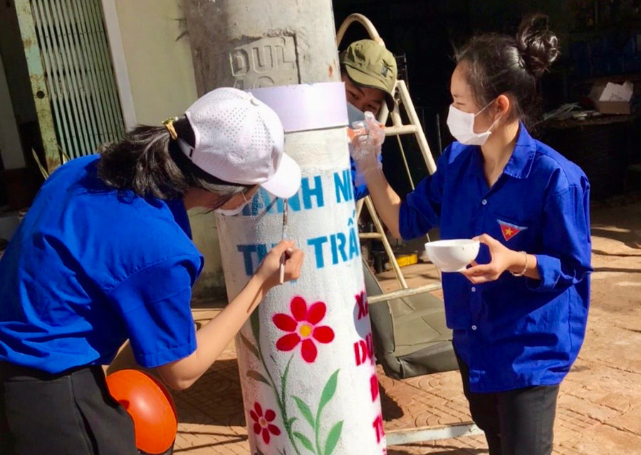 Đoàn viên, thanh niên thị trấn Chư Prông trang trí cột điện. Ảnh: Trần Dung