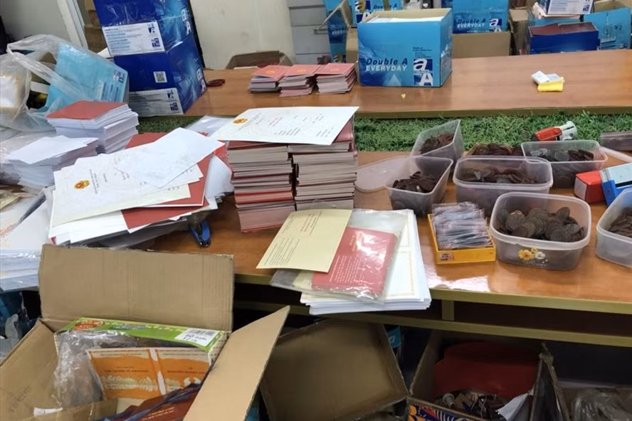  Tang vật liên quan đến đường dây làm bằng giả bị thu giữ. Ảnh: CACC.