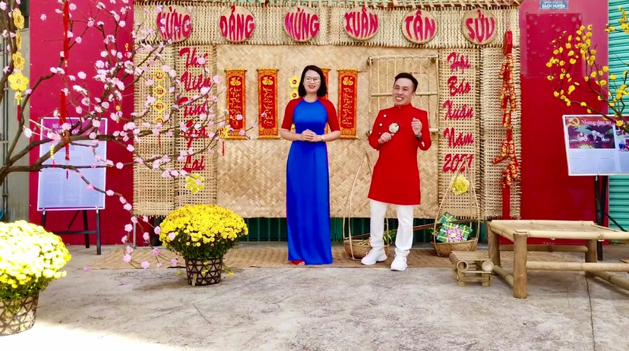 Cán bộ, viên chức Thư viện tỉnh đầy sáng tạo khi giới thiệu Hội báo Xuân Tân Sửu đến với độc giả bằng hình thức trực tuyến. Ảnh: Phương Duyên Cán bộ, viên chức Thư viện tỉnh đầy sáng tạo khi giới thiệu Hội Báo Xuân Tân Sửu đến với độc giả bằng hình thức trực tuyến. Ảnh: Phương Duyên