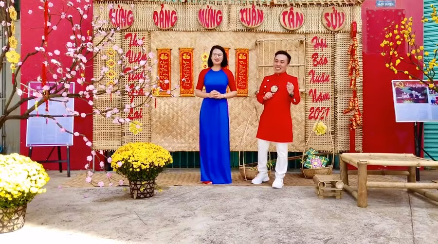 Cán bộ, viên chức Thư viện tỉnh đầy sáng tạo khi giới thiệu Hội Báo Xuân Tân Sửu đến với độc giả bằng hình thức trực tuyến. Ảnh: Phương Duyên