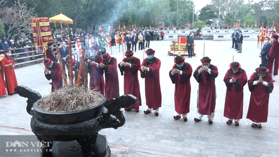 Người dân đeo khẩu trang dâng hương khai lễ Đền Mẫu Âu Cơ (xã Hiền Lương, huyện Hạ Hòa, tỉnh Phú Thọ) xuân Tân Sửu. Ảnh: Ngô Hùng. Người dân đeo khẩu trang dâng hương khai lễ Đền Mẫu Âu Cơ (xã Hiền Lương, huyện Hạ Hòa, tỉnh Phú Thọ) xuân Tân Sửu. Ảnh: Ngô Hùng.