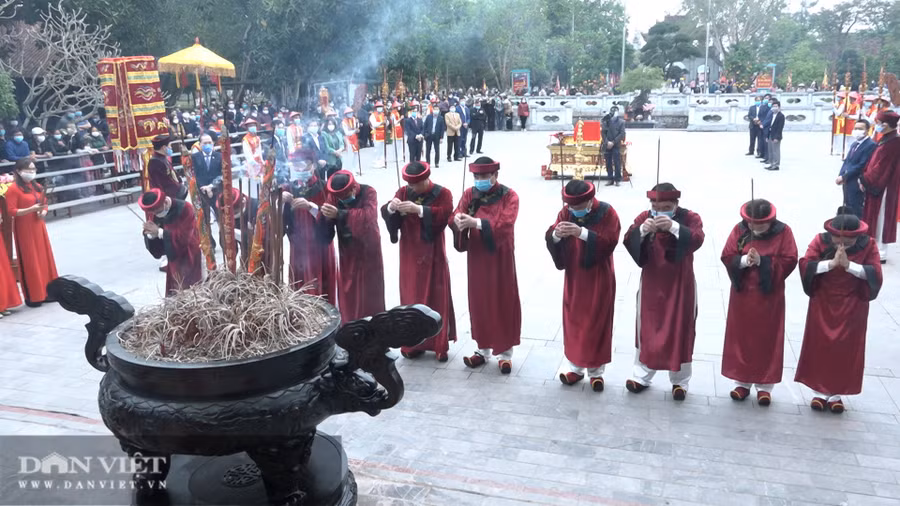  Người dân đeo khẩu trang dâng hương khai lễ Đền Mẫu Âu Cơ (xã Hiền Lương, huyện Hạ Hòa, tỉnh Phú Thọ) xuân Tân Sửu. Ảnh: Ngô Hùng.