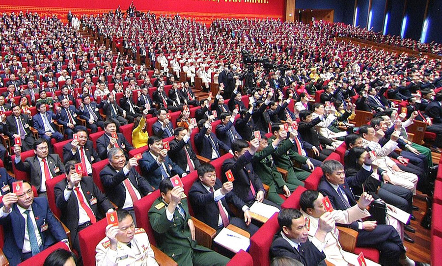 Các đại biểu biểu quyết thông qua Nghị quyết Đại hội. Ảnh: Anh Huy Các đại biểu biểu quyết thông qua Nghị quyết Đại hội. Ảnh: Anh Huy