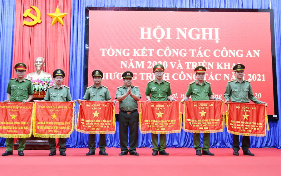 Thượng tá Trần Trọng Sơn (thứ 2 từ phải sang)-Trưởng phòng Cảnh sát Hình sự (Công an tỉnh)nhận cờ thi đua đơn vị dẫn đầu phong trào thi đua “Vì an ninh Tổ quốc” của Bộ Công an. Ảnh: Hữu Trường