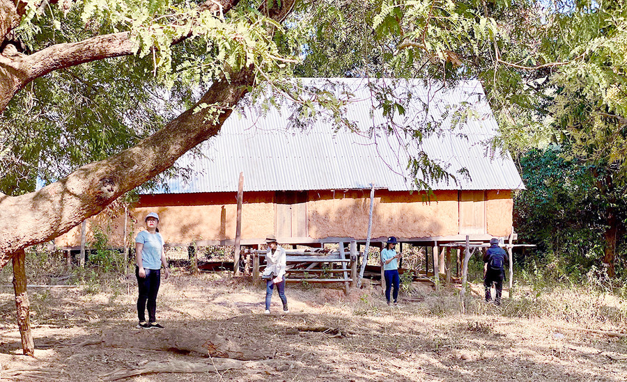 Dù không còn lưu giữ vẻ đẹp ban sơ nhưng làng Kon Sơ Lăl cũ (xã Hà Tây, huyện Chư Păh) vẫn thu hút một số du khách tìm về. Ảnh: Nguyễn Linh Vinh Quốc