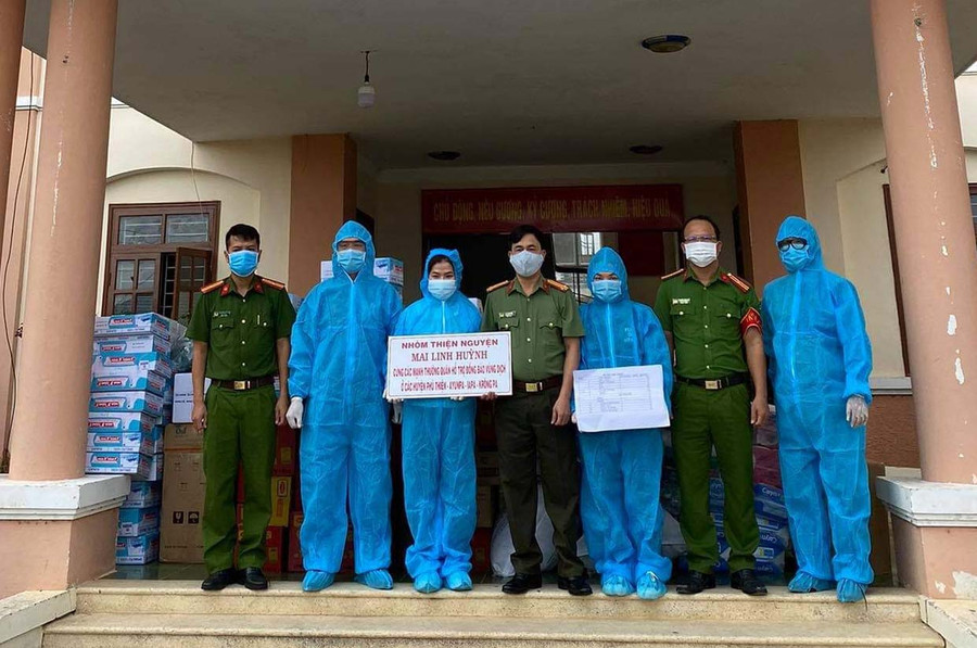 Đoàn đã tặng vật dụng sinh hoạt, vật tư y tế và nhu yếu phẩm cho điểm cách ly tại huyện Phú Thiện. Ảnh: Hồng Thương Đoàn đã tặng vật dụng sinh hoạt và nhu yếu phẩm cho điểm cách ly tại huyện Phú Thiện. Ảnh: Hồng Thương