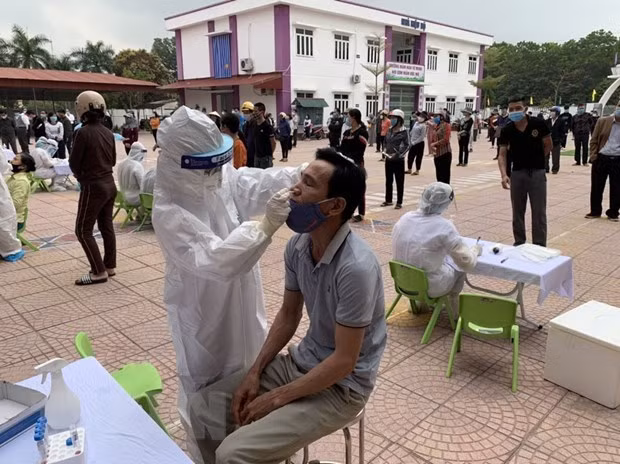  Lấy mẫu xét nghiệm cho người dân Hải Dương. (Nguồn: TTXVN)