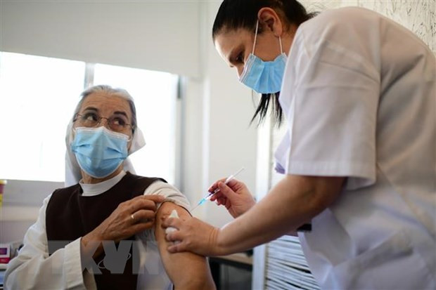Nhân viên y tế tiêm vắcxin phòng COVID-19 cho người dân tại Tel Aviv, Israel. (Ảnh: THX/TTXVN)  Nhân viên y tế tiêm vắcxin phòng COVID-19 cho người dân tại Tel Aviv, Israel. (Ảnh: THX/TTXVN)