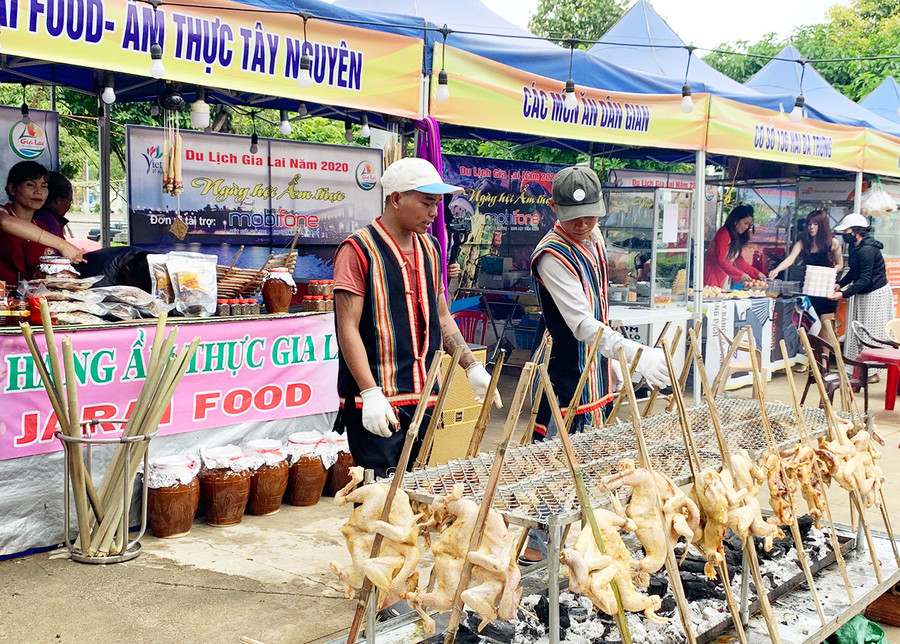 Gà nướng cơm lam là món ẩm thực đặc trưng của Gia Lai. Ảnh: Phương Linh