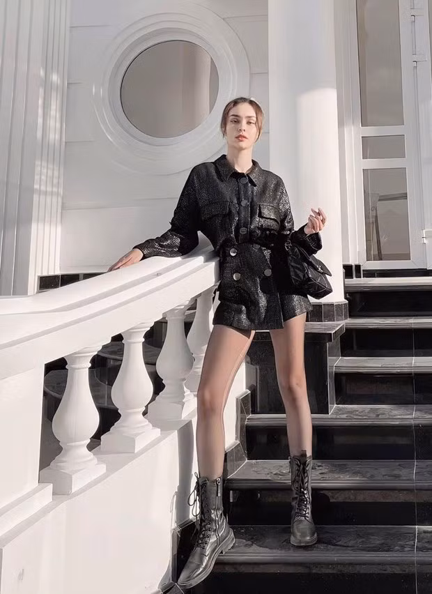 MLee ''chất lừ'' khi chọn set đồ đen toàn tập. Cô nàng phối combat boots với túi Chanel tiệp màu, nhấn phong cách sành điệu.