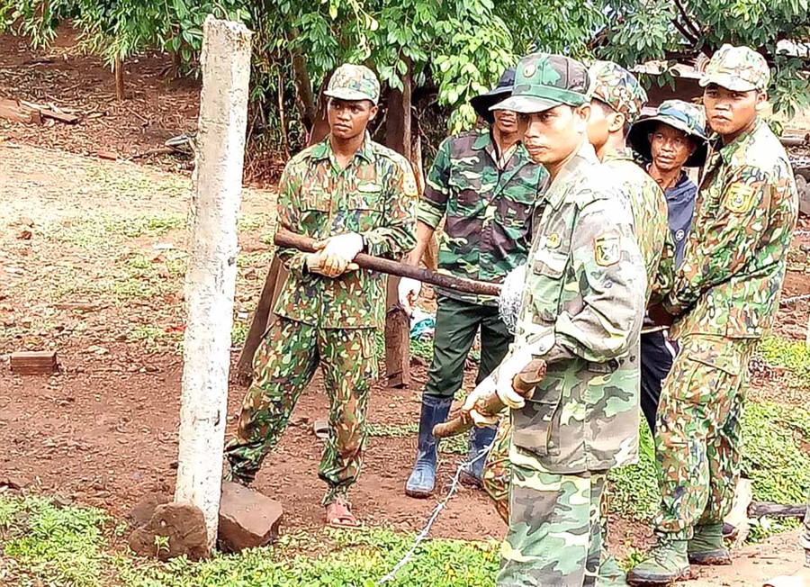 Cán bộ, chiến sĩ Đồn Biên phòng Ia Púch (huyện Chư Prông) giúp dân làng Chư Kó làm hàng rào. Ảnh: Vĩnh Hoàng Cán bộ, chiến sĩ Đồn Biên phòng Ia Púch (huyện Chư Prông) giúp dân làng Chư Kó làm hàng rào. Ảnh: Vĩnh Hoàng