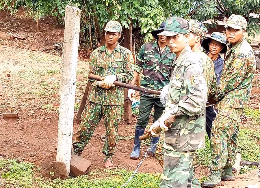 Cán bộ, chiến sĩ Đồn Biên phòng Ia Púch (huyện Chư Prông) giúp dân làng Chư Kó làm hàng rào. Ảnh: Vĩnh Hoàng