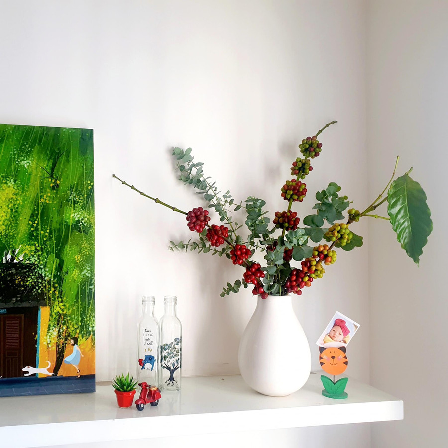 Lạ mắt với bình hoa từ cành cà phê tươi. (Ảnh: Nhân vật cung cấp) Lạ mắt với bình hoa từ cành cà phê tươi. (Ảnh: Nhân vật cung cấp)