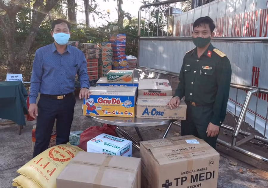 Ngoài rau, củ, quả, các tổ chức, cá nhân còn ủng hộ mì tôm, gạo, khẩu trang. Ảnh: Phương Dung