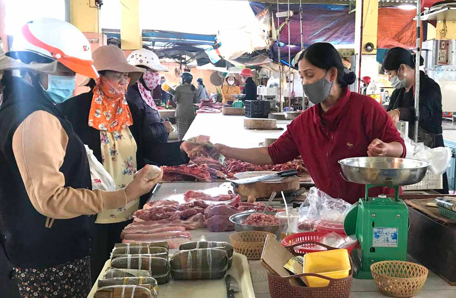 Người dân thực hiện nghiêm việc đeo khẩu trang tại nơi công cộng tập trung đông người. Ảnh: Thảo Nguyên