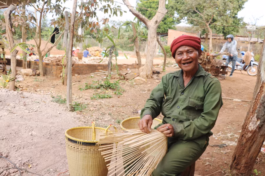 Ông Rơ Châm Blac (làng Bang Ngol, xã Ia Bang, huyện Chư Prông) đang đan gùi. Ảnh: Nhật Hào