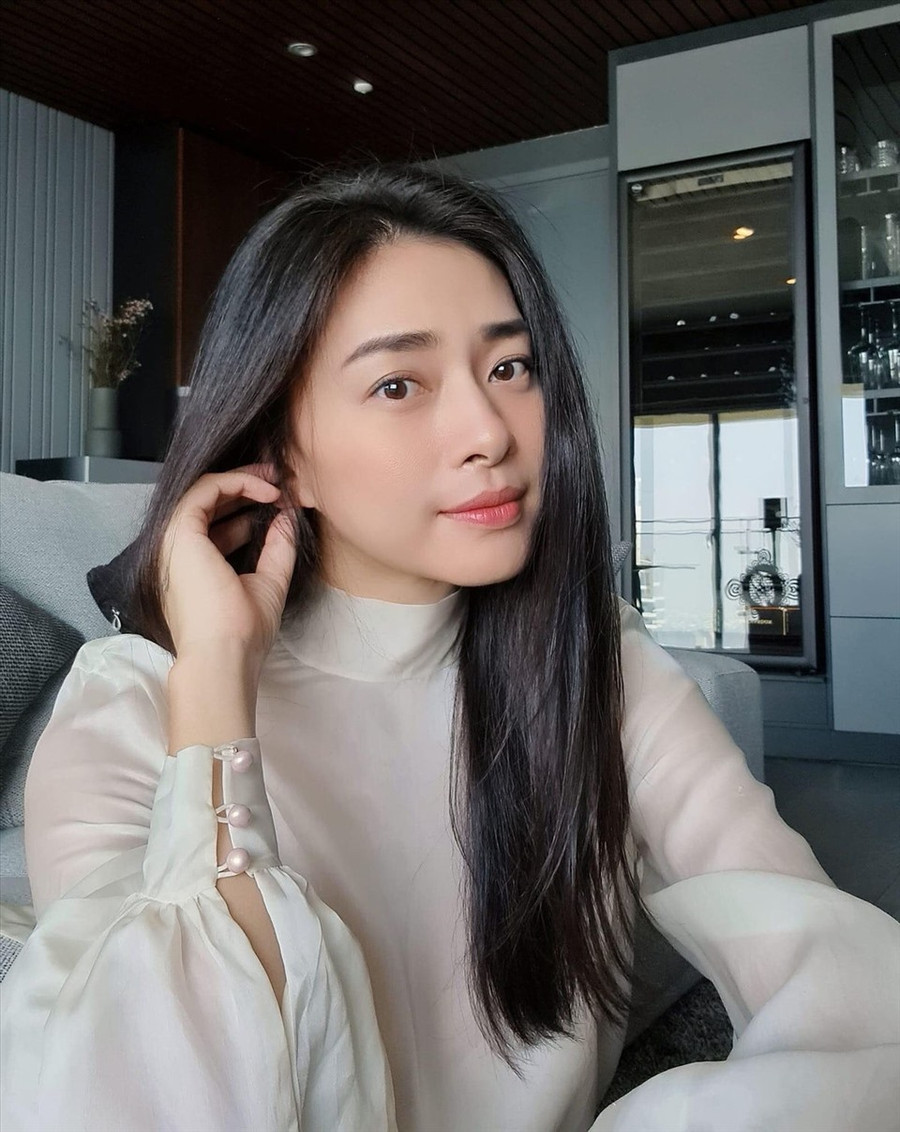  Bình thường, Ngô Thanh Vân rất trung thành với phong cách năng động, thanh lịch với vest hoặc những trang phục đơn giản, hiện đại. Ảnh: FBNV