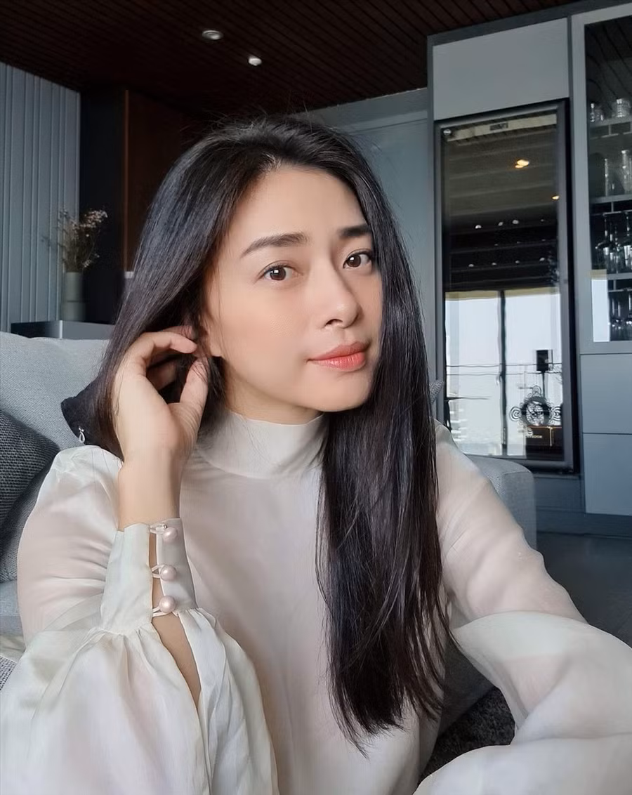  Bình thường, Ngô Thanh Vân rất trung thành với phong cách năng động, thanh lịch với vest hoặc những trang phục đơn giản, hiện đại. Ảnh: FBNV