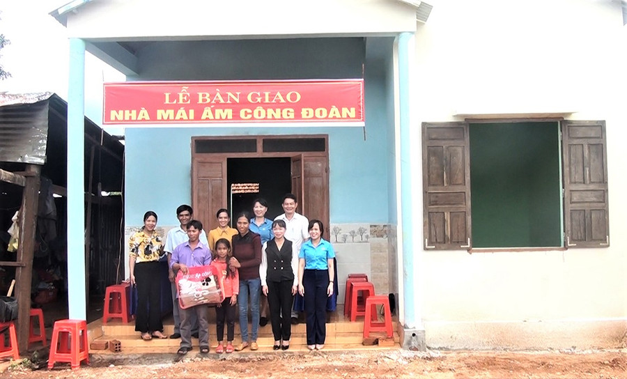 Liên đoàn Lao động huyện Chư Sê bàn giao nhà “Mái ấm Công đoàn” cho gia đình anh Kpă Sức (làng Tel, xã Ia Hlốp, huyện Chư Sê). Ảnh: Trần Dung