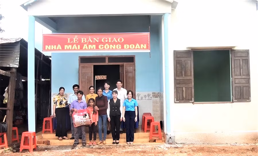 Liên đoàn Lao động huyện Chư Sê bàn giao nhà “Mái ấm Công đoàn” cho gia đình anh Kpă Sức (làng Tel, xã Ia Hlốp, huyện Chư Sê). Ảnh: Trần Dung