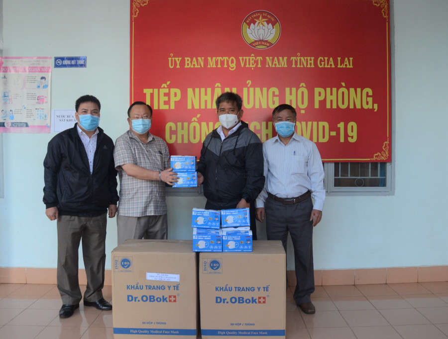 Công ty cổ phần Xuất nhập khẩu Y tế Gia Lai ủng hộ 10.000 chiếc khẩu trang tại điểm tiếp nhận của Ủy ban MTTQ Việt Nam tỉnh. Ảnh: Phương Linh