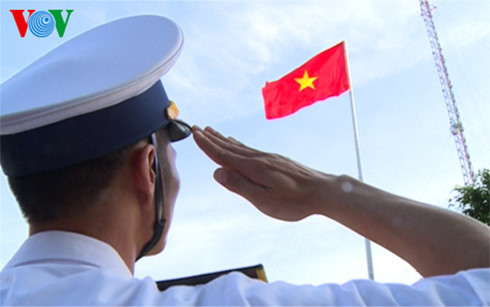 Đều đặn hàng tuần, lực lượng vũ trang đóng quân trên các đảo ở vùng biển Tây Nam đều thực hiện nghi thức chào cờ thiêng liêng, đứng dưới cờ đọc 10 lời thề danh dự của quân đội Nhân Việt Nam. Ảnh: VOV Đều đặn hàng tuần, lực lượng vũ trang đóng quân trên các đảo ở vùng biển Tây Nam đều thực hiện nghi thức chào cờ thiêng liêng, đứng dưới cờ đọc 10 lời thề danh dự của quân đội Nhân Việt Nam. Ảnh: VOV